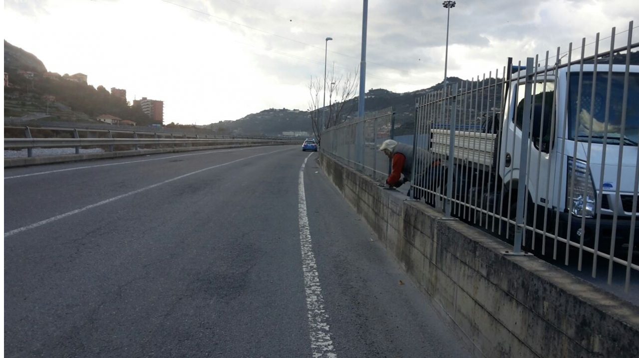 IL TRAGICO SCHIANTO IN SCOOTER (FORSE) PROVOCATO DALL’INCOSCIENZA DEL MIGRANTE/ ORA RISCHIA DI MORIRE PURE L’ITALIANO