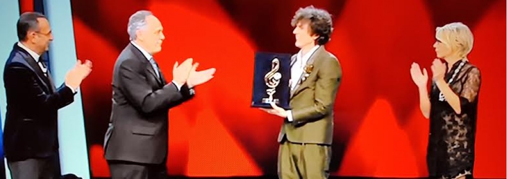 IL VICE SINDACO FARALDI E’ IL PRIMO A PORTARE SANREMO SUL PALCO DELL’ARISTON: IL PREMIO A ERMAL META