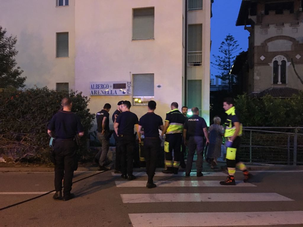 Principio di Incendio nell’ex hotel Arenella/ Un intossicato/ Foto e video