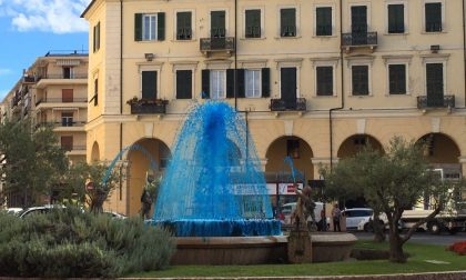 Fontana di piazza Dante si tinge di blu per Charlie Gard