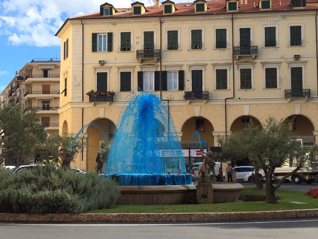 Fontana di piazza Dante si tinge di blu per Charlie Gard