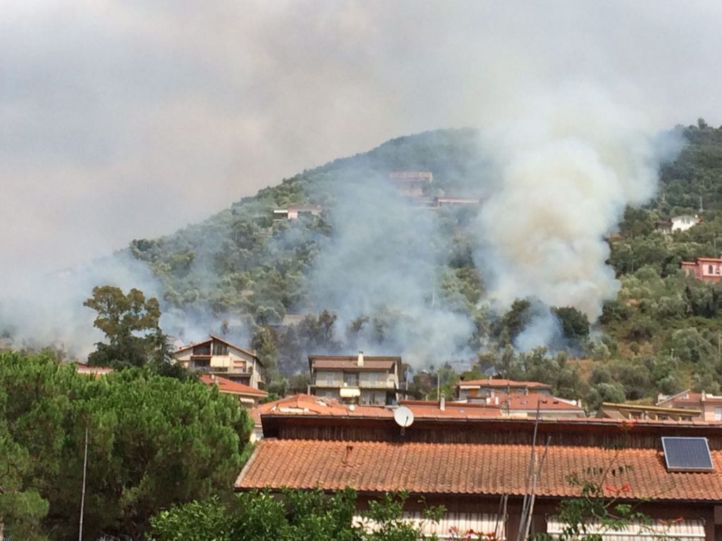 Incendio di sterpaglie vicino alle case sopra Pontedassio