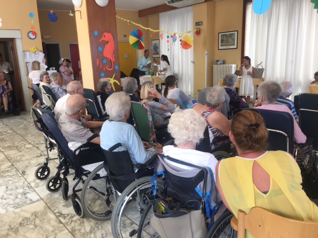 Festa a sorpresa per gli over 80 della residenza Le Palme