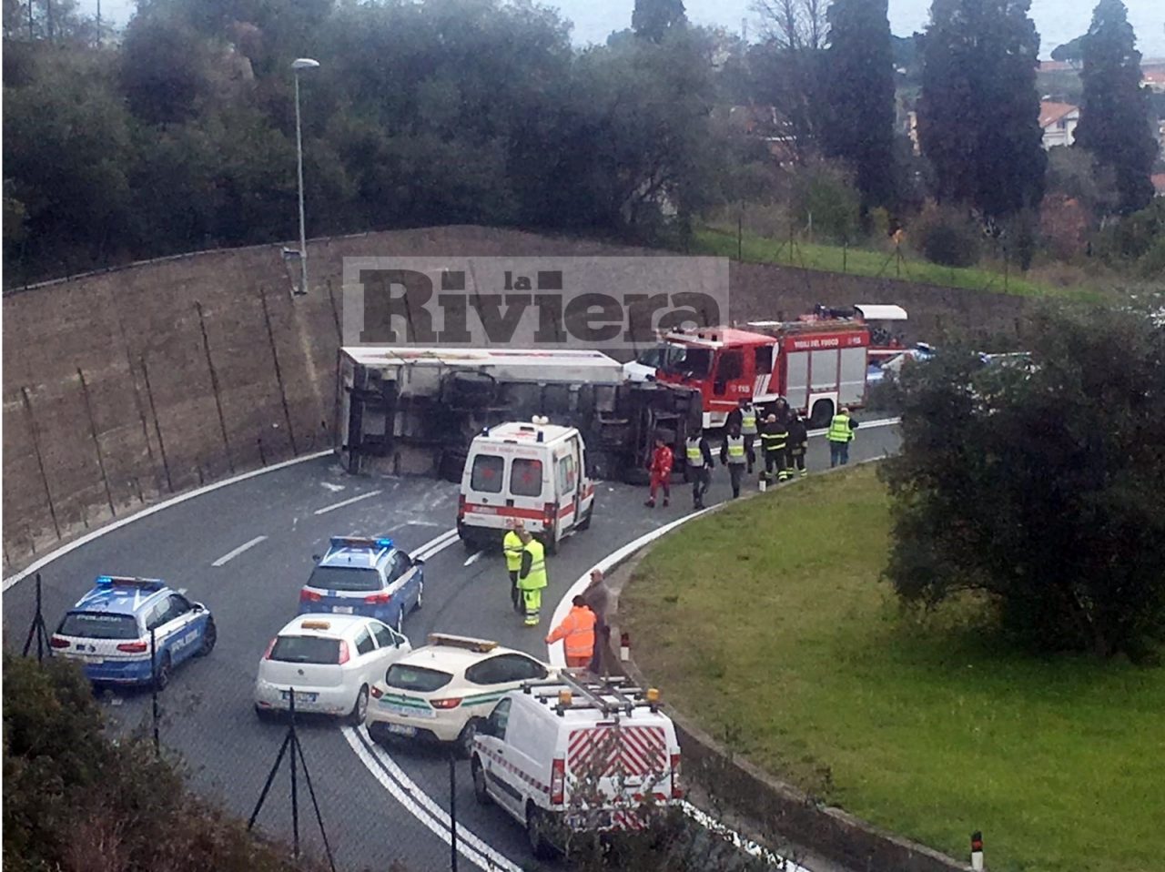 TRAGEDIA SFIORATA A IMPERIA: CAMION CHE TRASPORTA DETERSIVI E ALIMENTARI SI RIBALTA SULL’A10