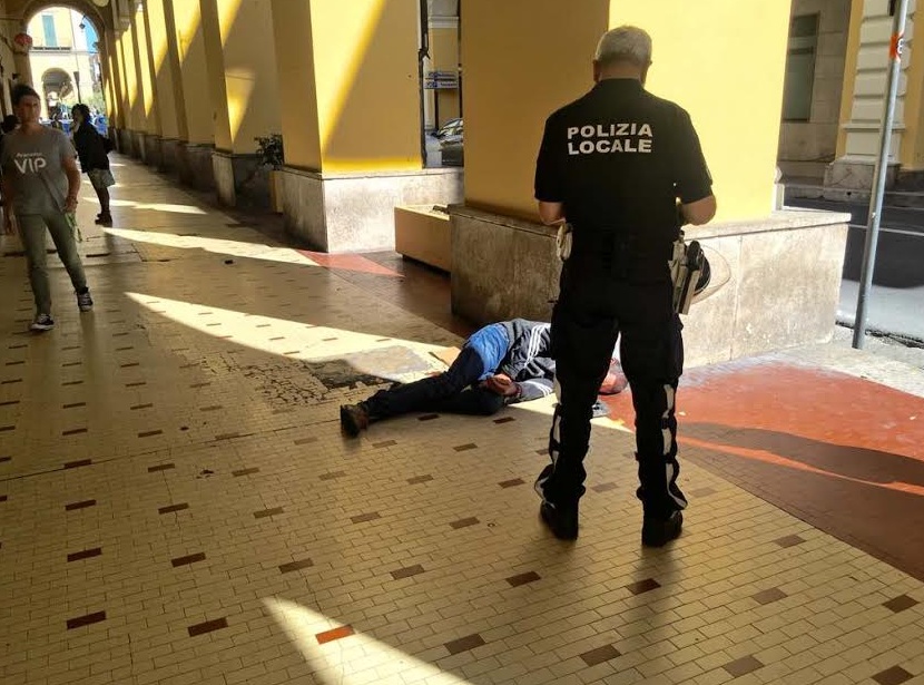 IMPERIA: CLOCHARD UBRIACO IN CENTRO – CONTINUA L’EMERGENZA DEGRADO / LA FOTO