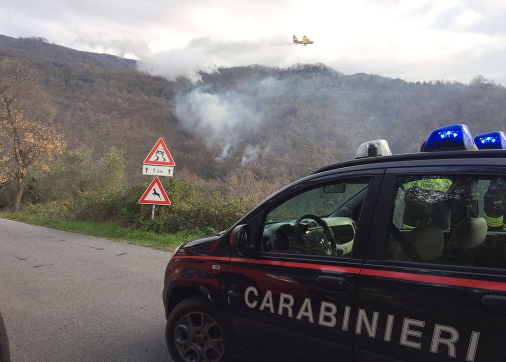 INCENDI: 3 CANADAIR E UN ELICOTTERO NELL’IMPERIESE/ A BORDIGHERA BRUCIANO SCARTI AGRICOLI: 100 EURO DI MULTA