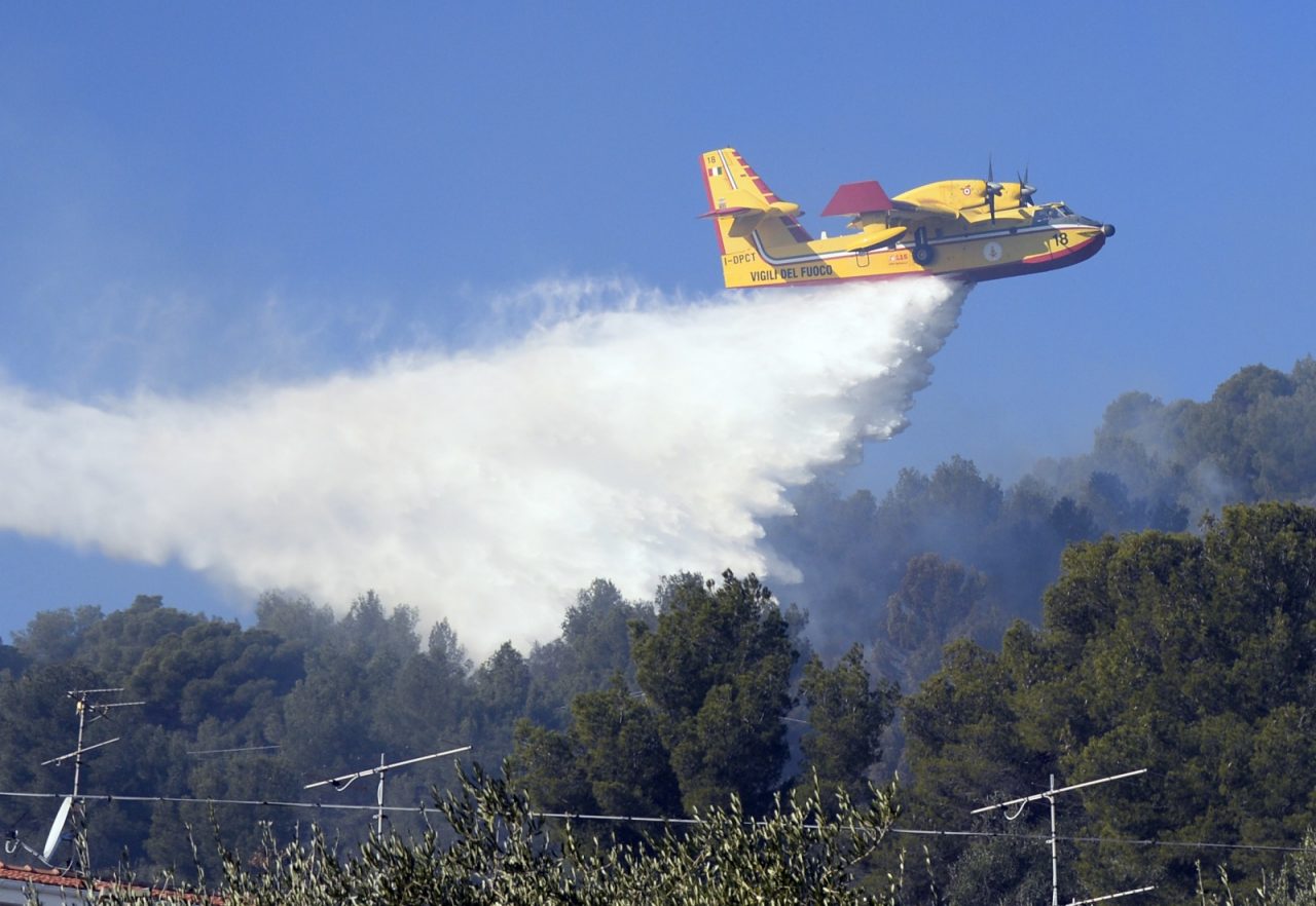 INCENDI: BRUCIA CASOLARE A CARPASIO/ 4 MEZZI AEREI IN AZIONE