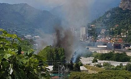 INCENDIO DI STERPAGLIE A PEGLIA, BRUCIANO VEGETAZIONE E BARACCHE