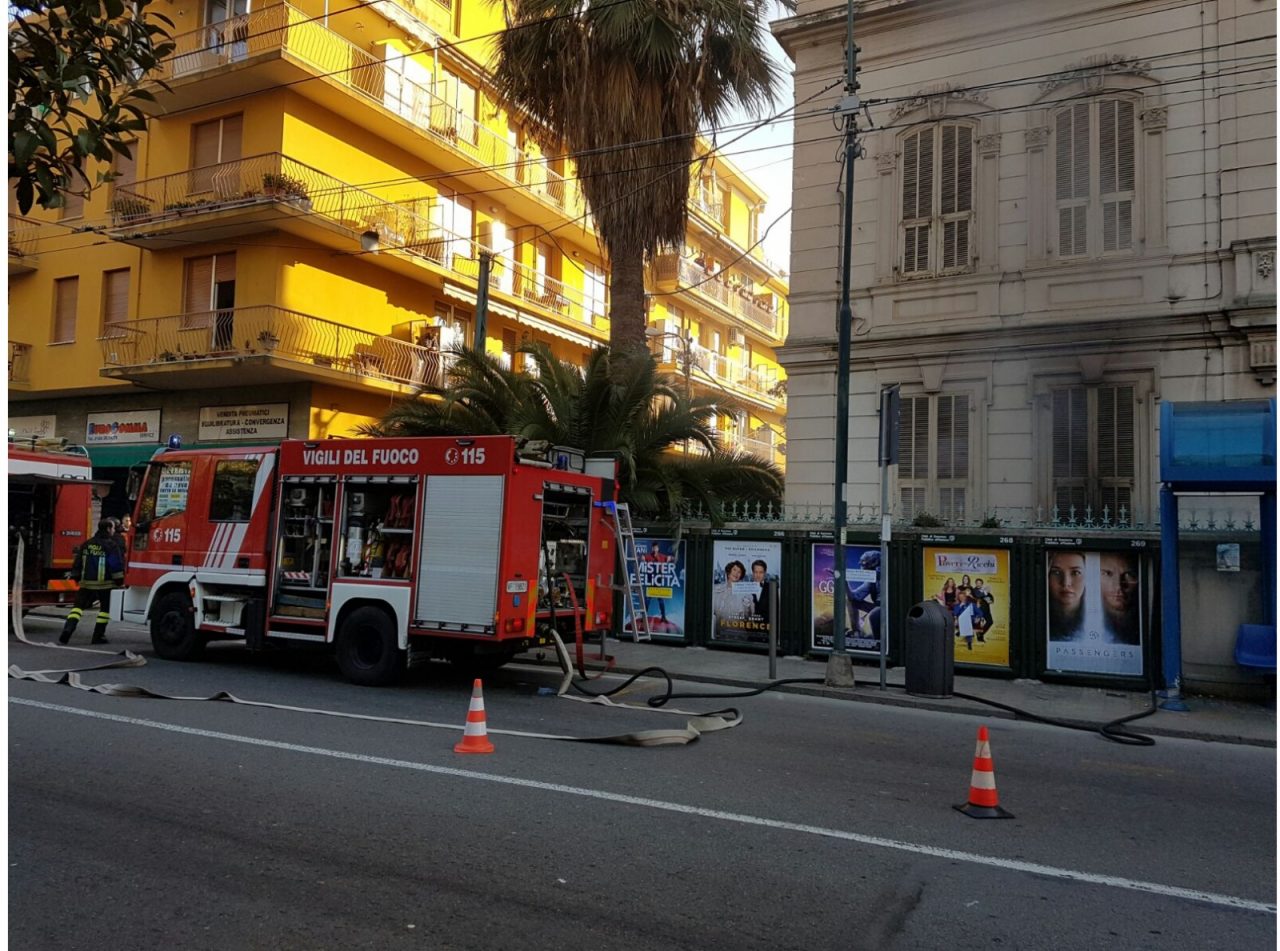 INCENDIO NEI SOTTERRANEI DI VILLA MERCEDE: FORSE UN CLOCHARD CHE VOLEVA SCALDARSI/ FOTO