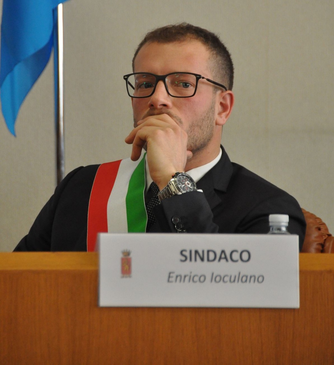 IOCULANO PERDE LA BATTAGLIA CONTRO LE POLEMICHE E REVOCA L’ORDINANZA CHE VIETAVA DI CIBARE I MIGRANTI PER STRADA