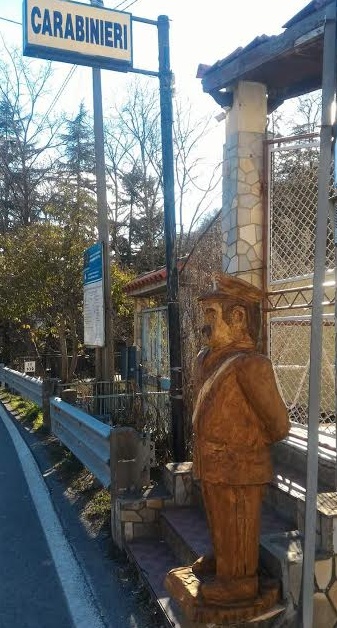 Il nuovo comandante dei carabinieri a Pieve di Teco è…una statua!