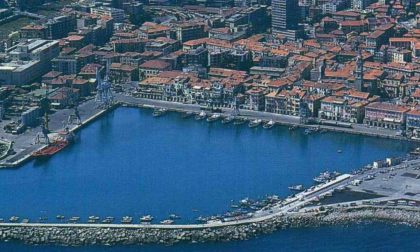 Il porto di Oneglia "discarica temporanea" di materiali per il cantiere a Montecarlo