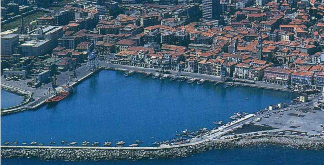 Il porto di Oneglia “discarica temporanea” di materiali per il cantiere a Montecarlo