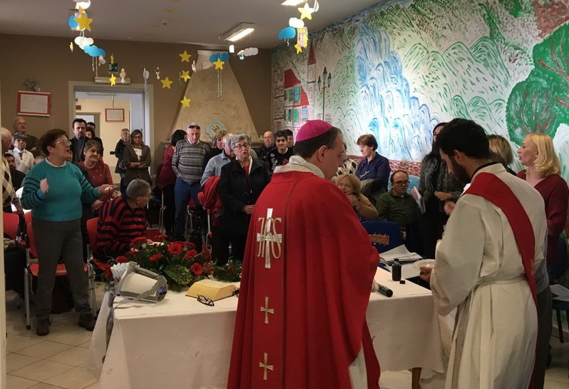Il vescovo Suetta in visita al centro Il Gabbiano di Sanremo