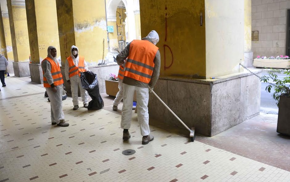 Imperia, disoccupati e rifugiati politici puliscono i portici di Oneglia