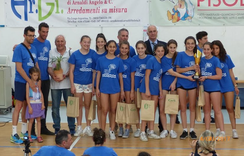 Imperia, le “maurine” under 14 si aggiudicano il trofeo “Sole Mare Volley”. Premiate dal campione azzurro Parodi