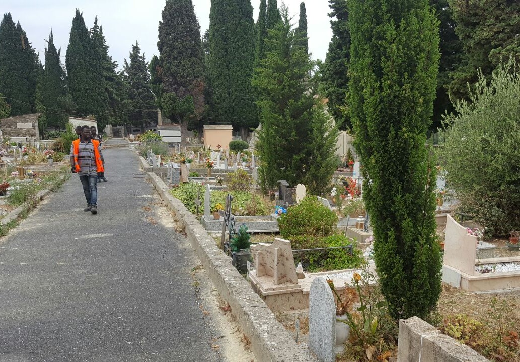 Imperia, pulizia nei cimiteri a Oneglia e Porto Maurizio con i ragazzi di  “Attivazione Sociale” e alcuni migranti volontari