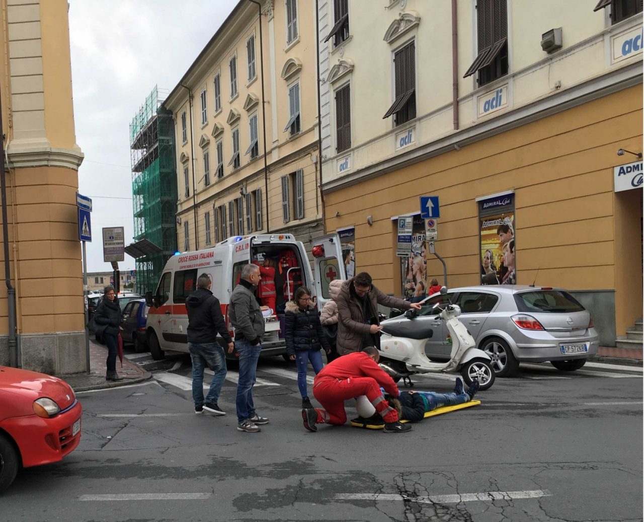 Imperia: ragazza in scooter ferita nello scontro con un’auto a Oneglia/ FOTO