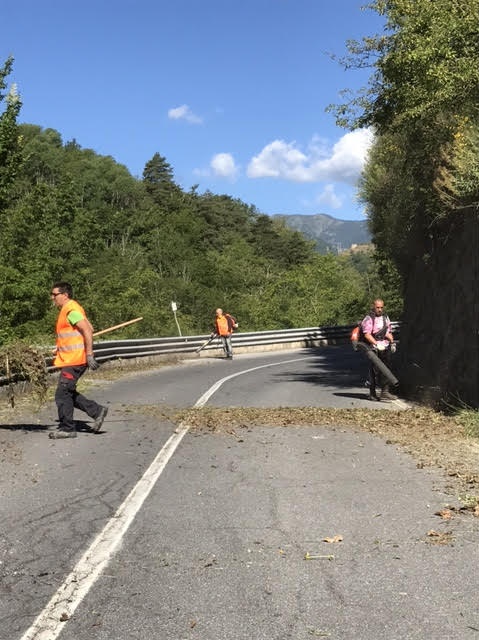 In 120 tra sindaci, consiglieri e cittadini di Triora e Molini  per pulizia e diserbo delle strade