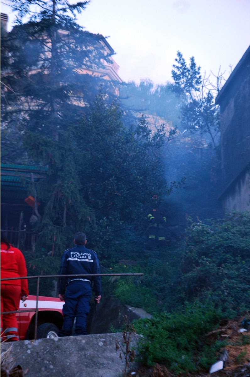 In fiamme un casolare in via del Lavoro a Bordighera