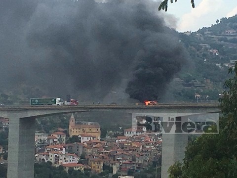In fiamme un furgone sull’A10: illesi i 3 occupanti/ FOTO
