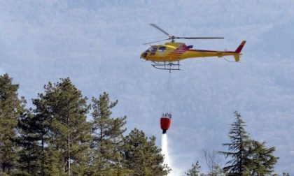 Incendio sotto l'Autofiori tra Grimaldi e Mortola, elicottero in azione. GLI AGGIORNAMENTI