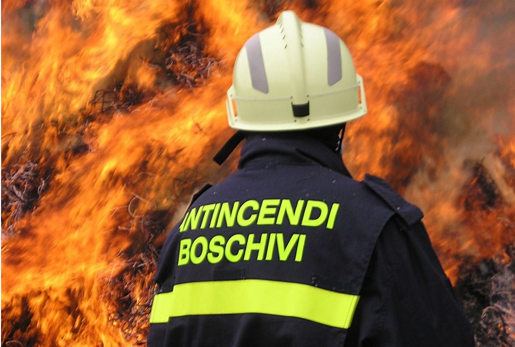 Incendio boschivo sopra Aurigo e di un capanno a Diano Borello/ Serata di lavoro per i vigili del fuoco