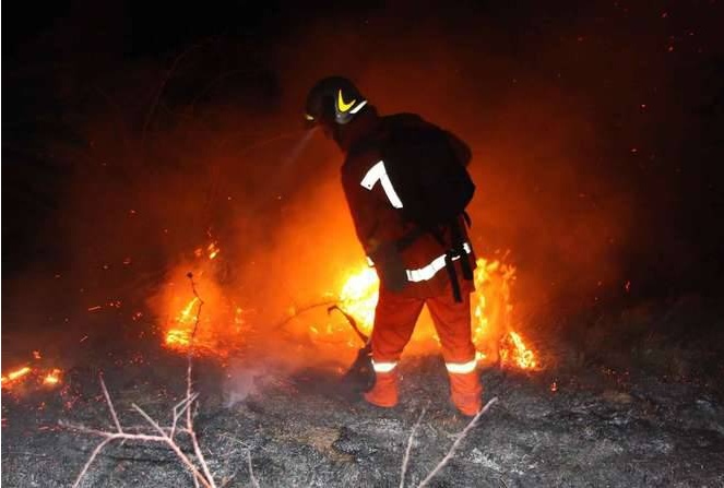 Bruciati un etto e mezzo di bosco e pascolo a Tavole e Villatella nell’entroterra di Imperia/ Elicottero in azione