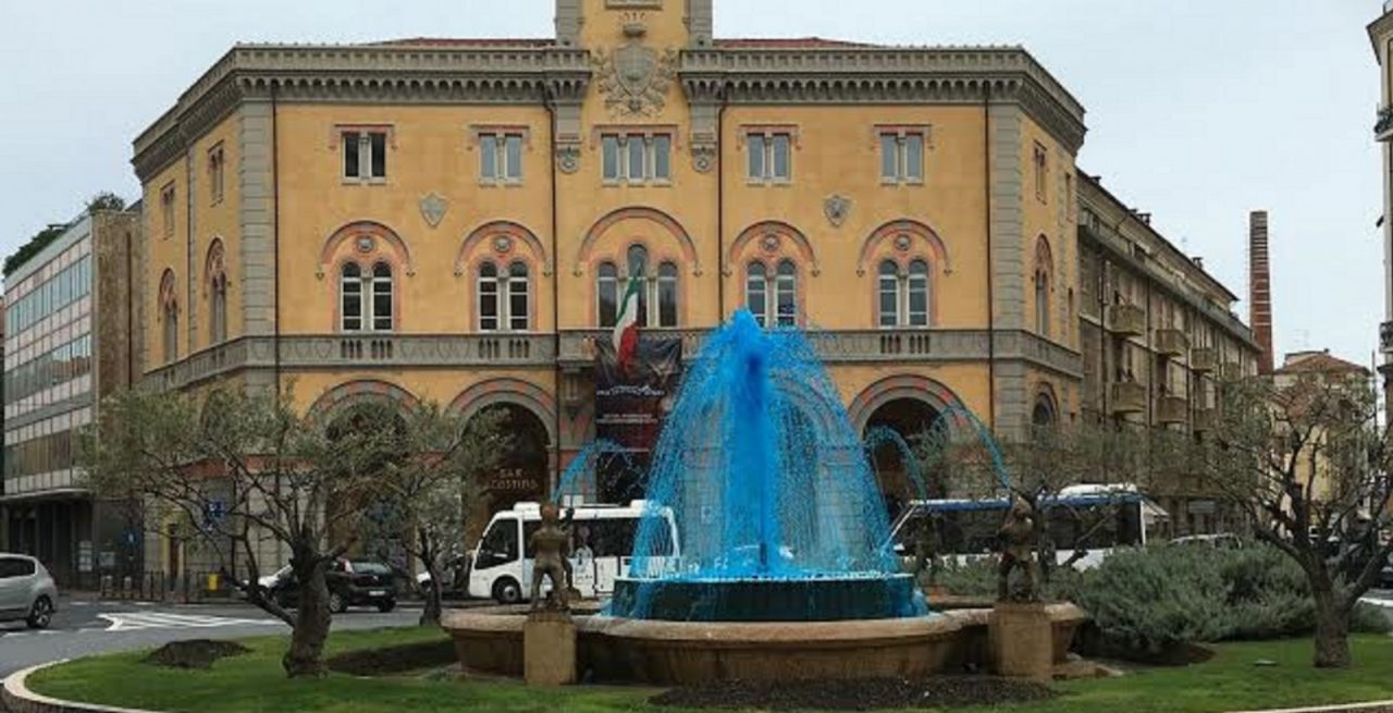 L’ACQUA BLU IN PIAZZA DANTE PER LA GIORNATA MONDIALE DELL’AUTISMO