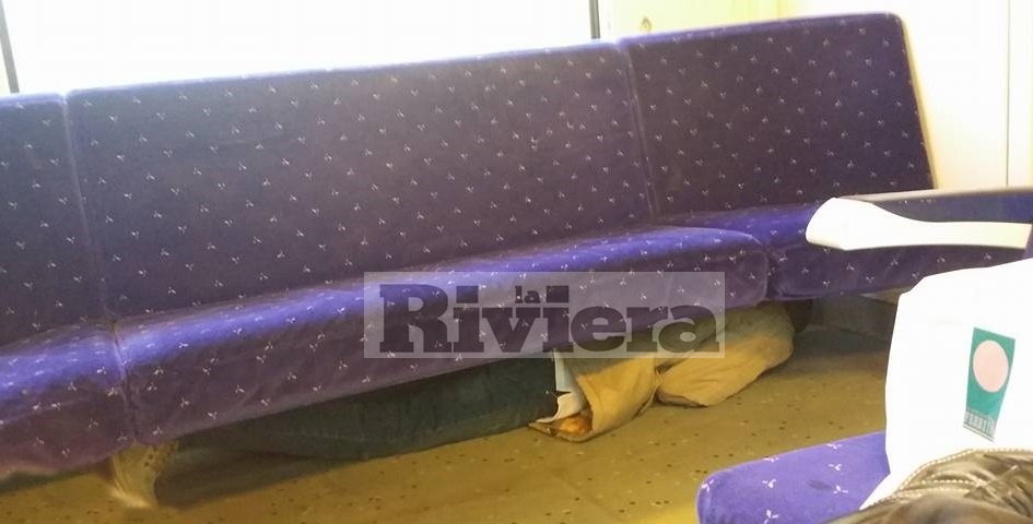 LA FOTO “CHOC”: ECCO COME VIAGGIANO I MIGRANTI IN TRENO PER FUGGIRE IN FRANCIA
