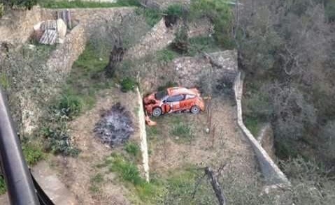 LO SPETTACOLARE INCIDENTE SOPRA SANREMO DEL PILOTA SIMONE CAMPEDELLI : LA SUA FORD FINISCE IN UNA FASCIA