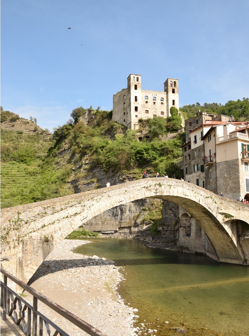 La Dolceacqua di Monet protagonista di un nuovo francobollo, con il Ponte e i Castello dei Doria
