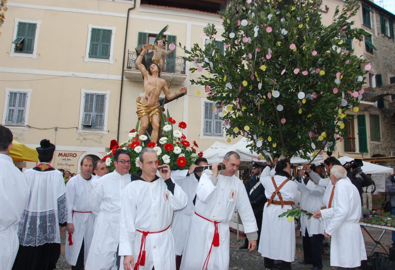 La processione di San Sebastiano “accende” il centro storico di Dolceacqua