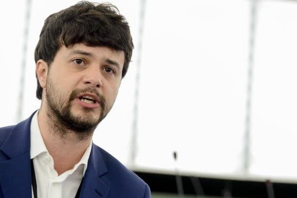 Lingua francese obbligatoria nei cantieri pubblici in Costa Azzurra: eurodeputato ligure Benifei contro la “Clausola Molière”