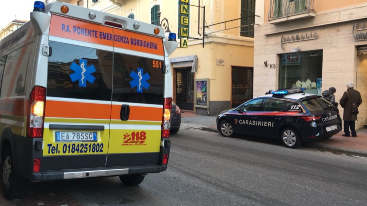 Lite tra anziani a Bordighera: carabinieri e 118 in una palazzina di corso Vittorio