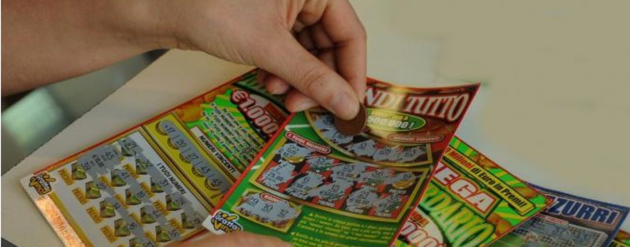 MALATA DI LUDOPATIA PRENDE A MARTELLATE LA PORTA DI UNA TABACCHERIA PER RUBARE I GRATTA & VINCI