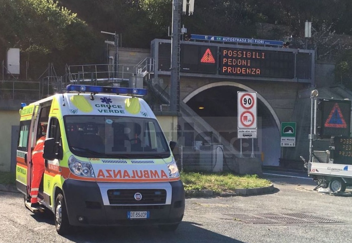MIGRANTI SULL’AUTOSTRADA: BLOCCATO PER TRE VOLTE IL TRAFFICO DALLE 3 ALLE 6, TRA VENTIMIGLIA E LA BARRIERA