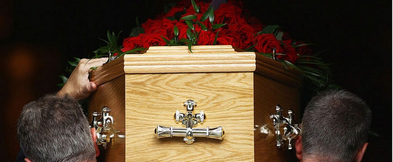 MUORE SENZA PARENTI: COMUNE PAGA I FUNERALI, MA ORA CERCA L’EREDITA’ PER RIENTRARE NELLE SPESE
