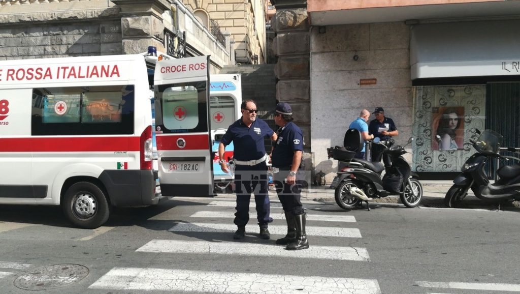 Mamma e figlio investiti da scooter incidente Sanremo via Volta_03