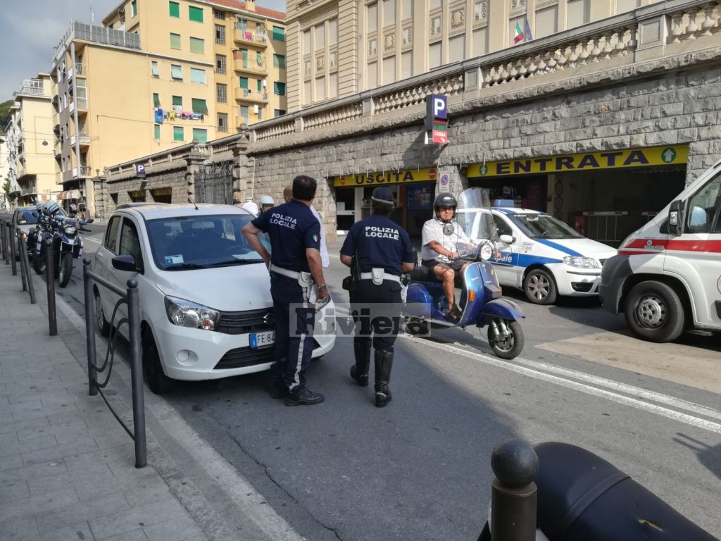 Mamma e figlio investiti da scooter incidente Sanremo via Volta_04