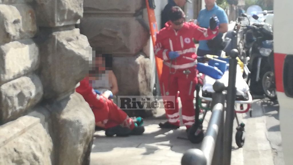 Mamma e figlio investiti da scooter incidente Sanremo via Volta_06