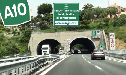 Migranti sull'A10: traffico interrotto per circa mezzora verso la Francia, a Ventimiglia