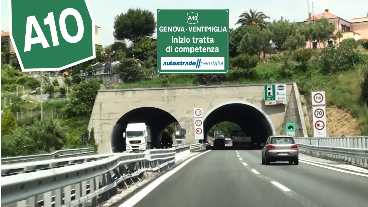 Migranti sull’A10: traffico interrotto per circa mezzora verso la Francia, a Ventimiglia