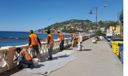 Migranti volontari al lavoro per ripulire le spiagge di Imperia