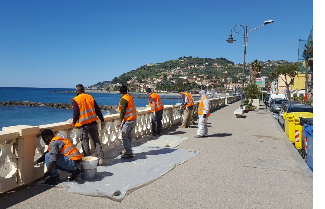 Migranti volontari al lavoro per ripulire le spiagge di Imperia