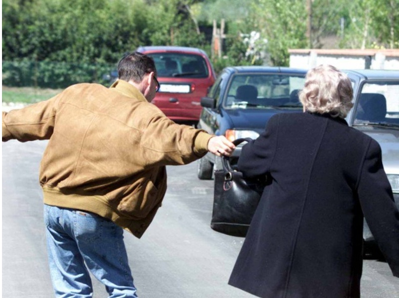 OSPEDALETTI: GETTATE A TERRA E RAPINATE PER STRADA DUE ANZIANE