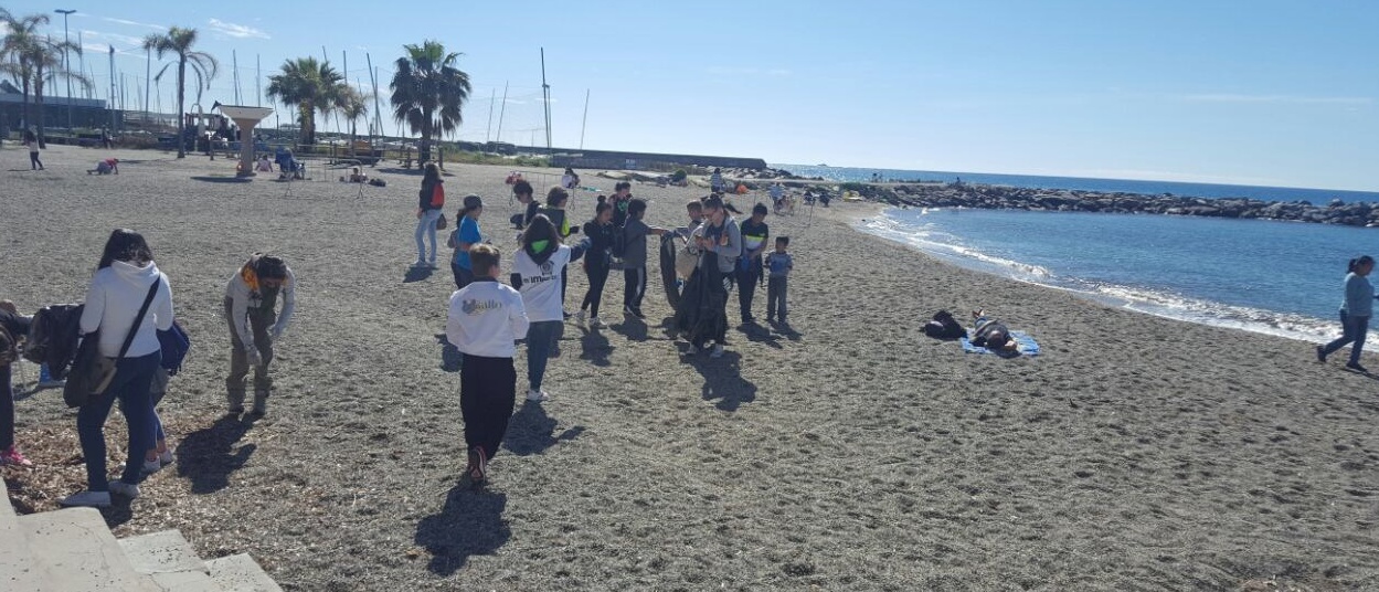 Oltre 50 volontari hanno ripulito le spiagge libere