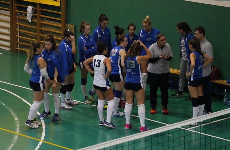 PALLAVOLO FEMMINILE – In serie C la Grafiche Amadeo espugna il campo del Volare Volley 3-2. Crisi senza fine per la Nuova Lega Pallavolo