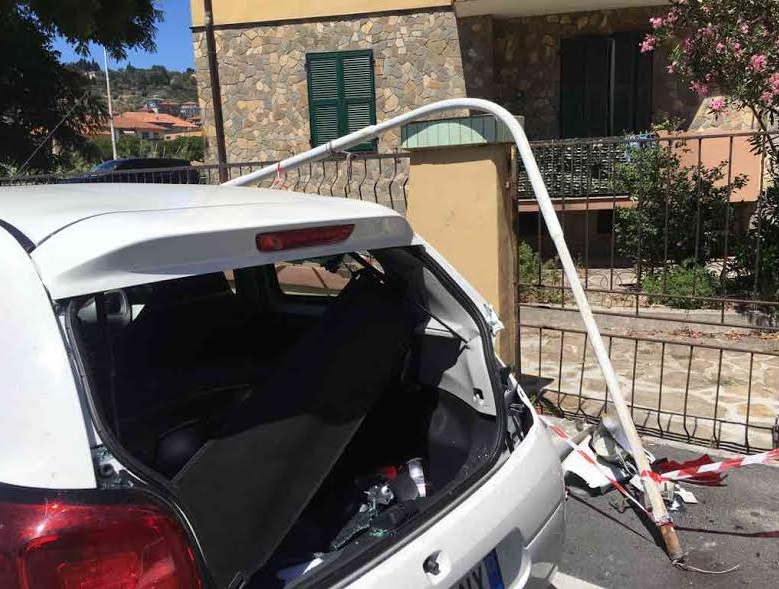 PALO DELLA LUCE SI ABBATTE SU UN’AUTO A IMPERIA