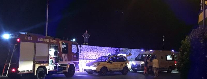 PAURA A PORTOSOLE/ GIOVANE CADE E RIMANE INCASTRATA TRA GLI SCOGLI